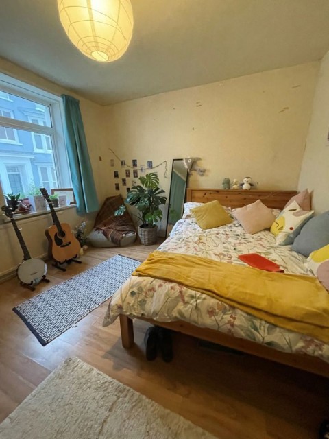 Click the photo for more details of Room in shared house, Queens Street