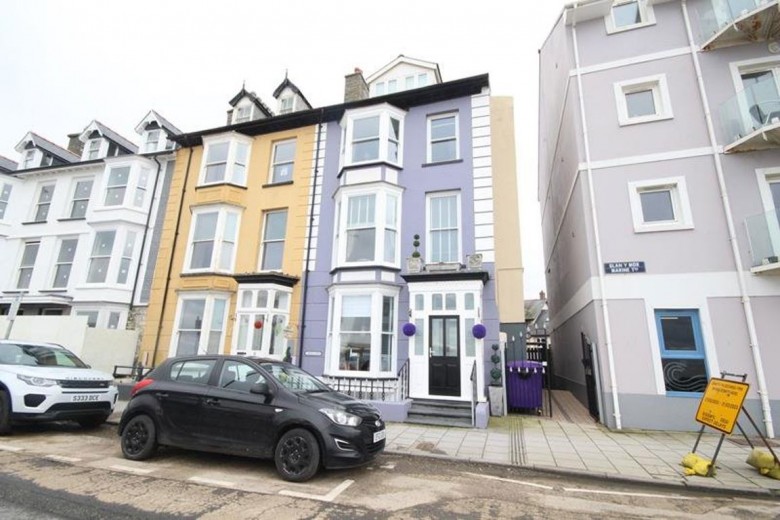 Click the photo for more details of Beautiful one bedroom flat on seafront